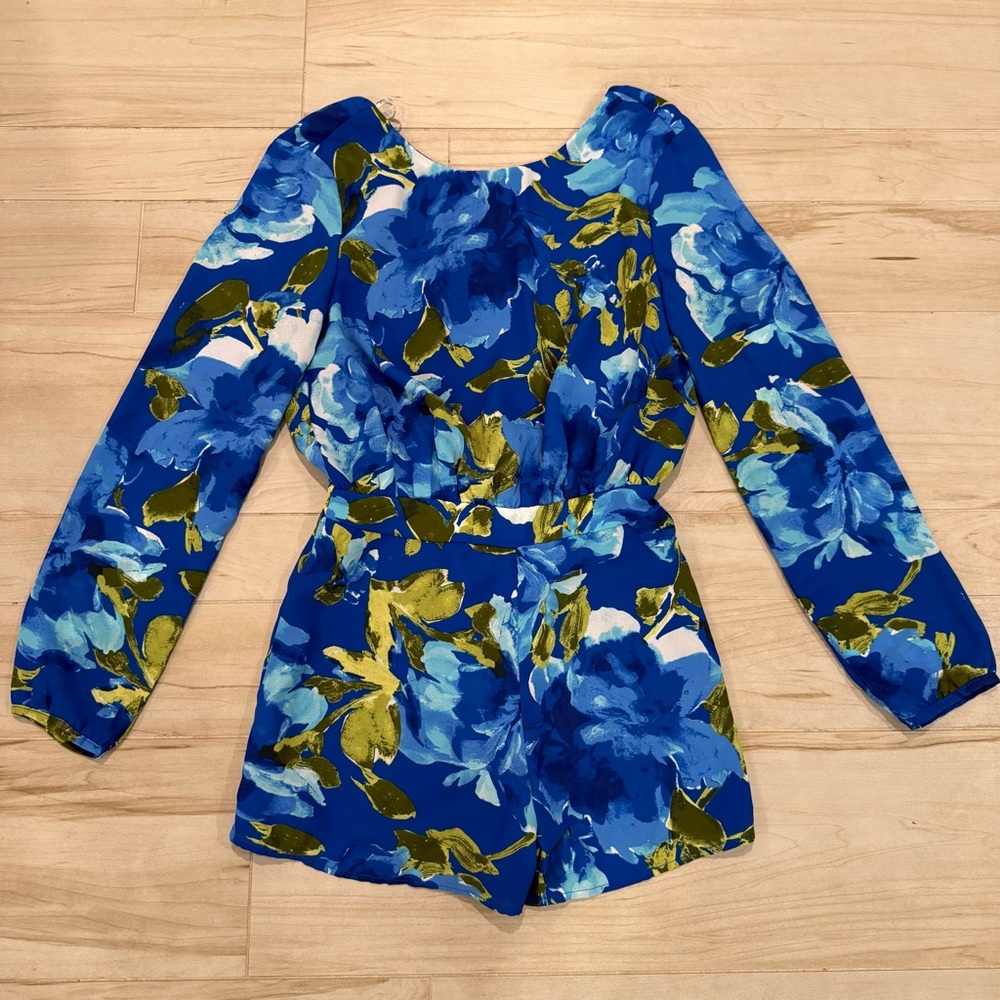 Lulu’s Blue Floral Long Sleeve Romper NWT
Size S
